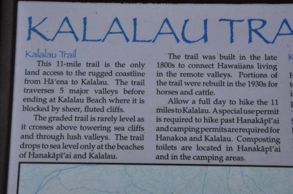 Placa informativa no início da famosa Kalalao Trail, na Na'Pali Coast, em Kauai, no Havaí